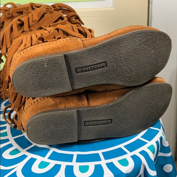 Minnetonka moccasins 3 row fringe boots size 7 - Picture 5 of 6
